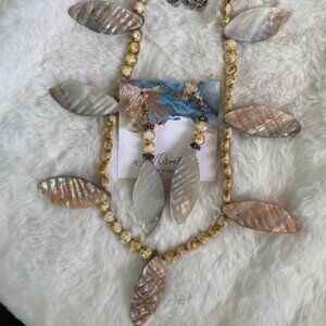 Shell necklace and earings